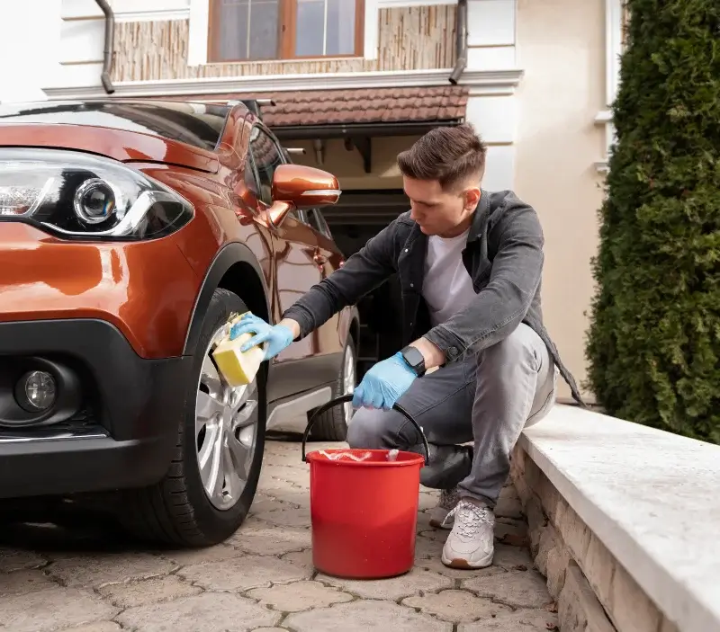 Lavage auto à domicile Saint-Martin-d'Ordon : professionnel intervenant sur un véhicule